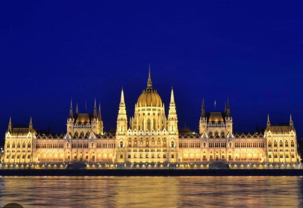 Stylish Spot By The River Danube Budapest Extérieur photo